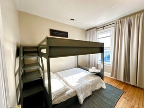 4 bedrooms, iron/ironing board, WiFi, bed sheets