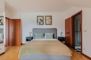 2 chambres, fer et planche à repasser, Wi-Fi, draps fournis