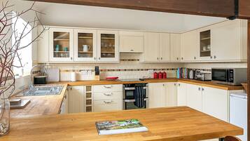 House, Garden View | Private kitchen | Electric kettle, toaster