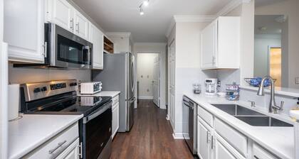 Comfy Condo-KING bed-POOL-HOTub-Pet-Wifi-Gym-Gate-by-Tampa Palms-Cory Lake Isles