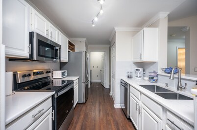 Comfy Condo-KING bed-POOL-HOTub-Pet-Wifi-Gym-Gate-by-Tampa Palms-Cory Lake Isles