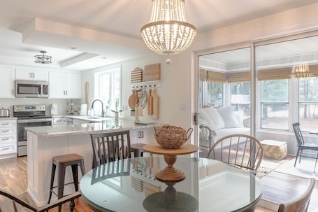 内装. Luxurious, Meticulous, Charming, Beautifully appointed 3bedroom in State College