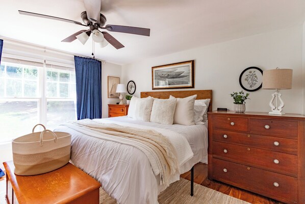 3 soverom, skrivebord, strykejern/-brett og reiseseng for barn