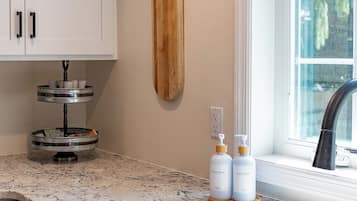 Een douche, een haardroger, handdoeken, zeep