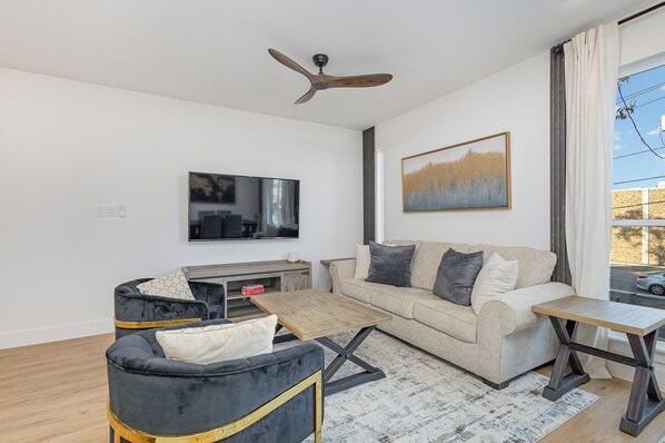 TV connectée, cheminée, jeux vidéo