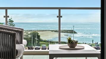 Three Bedroom Ocean View Apartment | Vistas del balcón