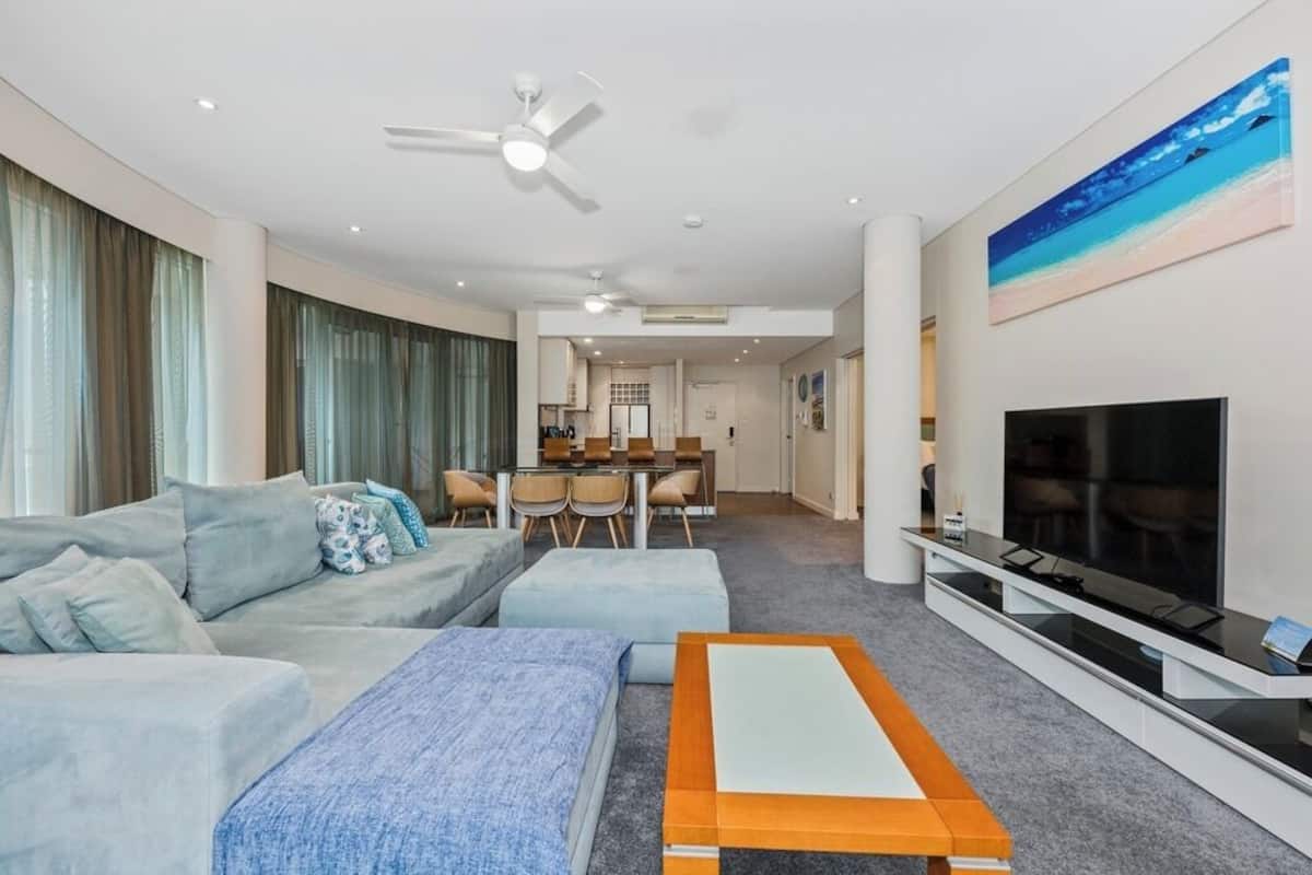 Two Bedroom Marina Apartment | Sala de estar | TV 50 polegadas com canais via satélite, serviços de streaming