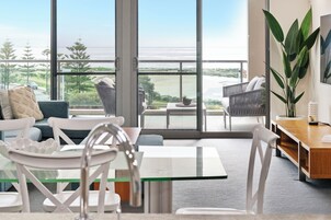 Three Bedroom Ocean View Apartment | 起居区 | 50-英寸电视 （配备卫星频道）、流媒体服务