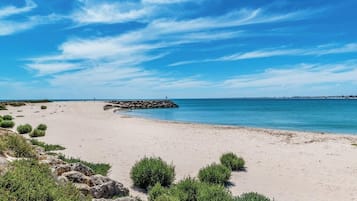 Am Strand, weißer Sandstrand