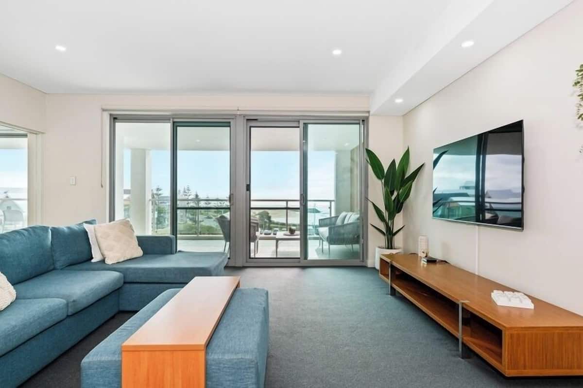 Three Bedroom Ocean View Apartment | Área de estar | TV 50 polegadas com canais via satélite, serviços de streaming