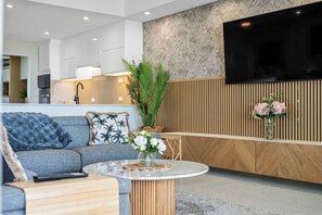 Premium appartement | Woonkamer | Een 50-inch televisie met satellietzenders en streamingdiensten