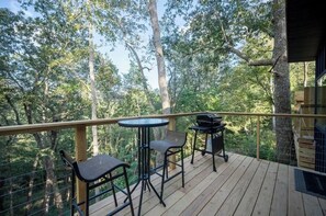 Outdoor dining - Two Tree Retreet Treehouse With Hot Tub Secluded Stay (Albertville)