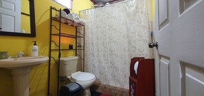 SĂšche-cheveux, serviettes fournies, savon, shampoing