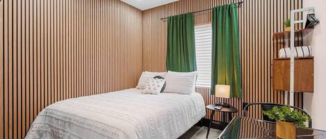 Tabla de planchar con plancha, wifi y ropa de cama