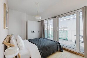 4 bedrooms, iron/ironing board, WiFi, bed sheets - Superb Alsergrund 4BR w/ Elevator, Open Plan, by Blueground (Vienna)