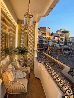 Desk, laptop workspace, soundproofing, iron/ironing board - Sweet Lavender Hotel (Da Lat)