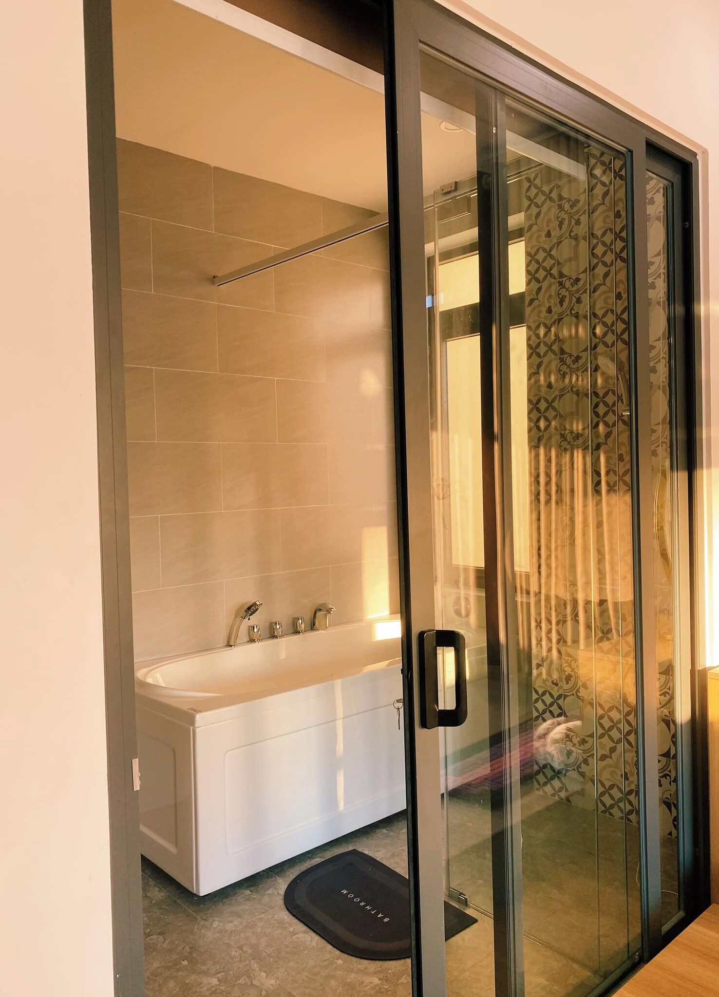 Escritorio y espacio para trabajar con laptop 