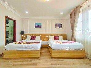 Habitación cuádruple familiar, vistas a la ciudad | 1 dormitorio, escritorio, espacio para trabajar con un portátil
