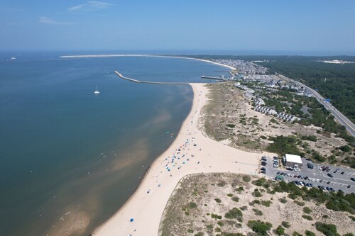 Spacious Coastal Home perfect for Holidays! Large game room. 5 minutes to beach!