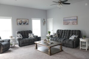 TV connectée, baby-foot, table de tennis de table, livres