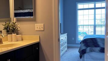 5 bedrooms, desk, iron/ironing board, free WiFi