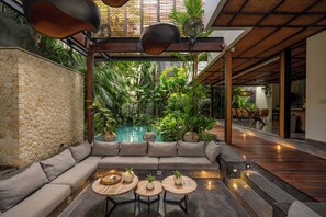 Luxury-Villa, 5 Schlafzimmer, Küche, Gartenblick | Wohnzimmer | 20-Zoll-Flachbildfernseher mit Satellitenempfang