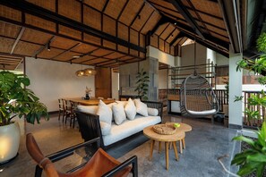 ลักซ์ชัวรี่วิลล่า, 5 ห้องนอน, ห้องครัว, วิวสวน | บริเวณนั่งเล่น | ทีวีจอแบน 20 นิ้ว พร้อมช่องดาวเทียม