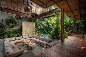 Luxury-Villa, 5 Schlafzimmer, Küche, Gartenblick | Wohnzimmer | 20-Zoll-Flachbildfernseher mit Satellitenempfang