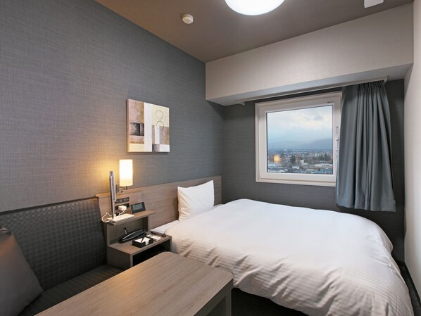 Comfort enkelrum - icke-rökare | Skrivbord, arbetsyta för laptop och mörkläggningsgardiner