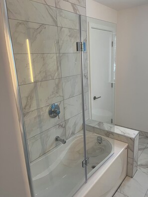 Doccia, asciugacapelli, asciugamani, sapone