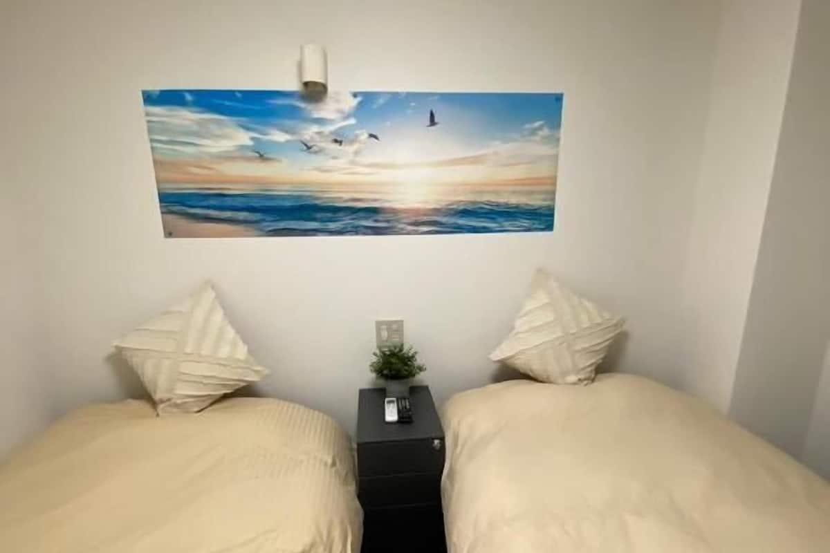 Standard Twin Room, Partial Lake View | Individually decorated, free WiFi, bed sheets
