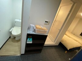 Combined shower/bathtub, hair dryer, slippers, bidet