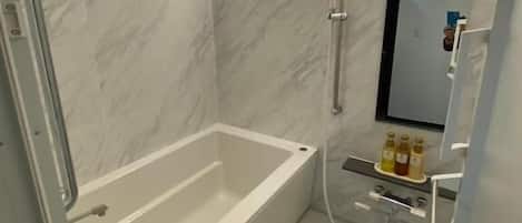 Phòng 2 giường đơn Tiêu chuẩn, quang cảnh một phần hồ | Phòng tắm | Vòi sen/bồn tắm kết hợp, máy sấy tóc, dép đi trong nhà