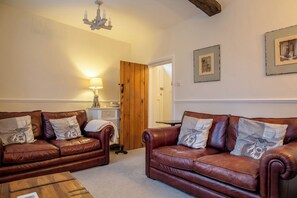 Flat-screen TV, fireplace - Charming 2 BD House in Tewkesbury Centre (Tewkesbury)