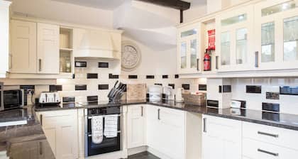 Charming 2 BD House in Tewkesbury Centre
