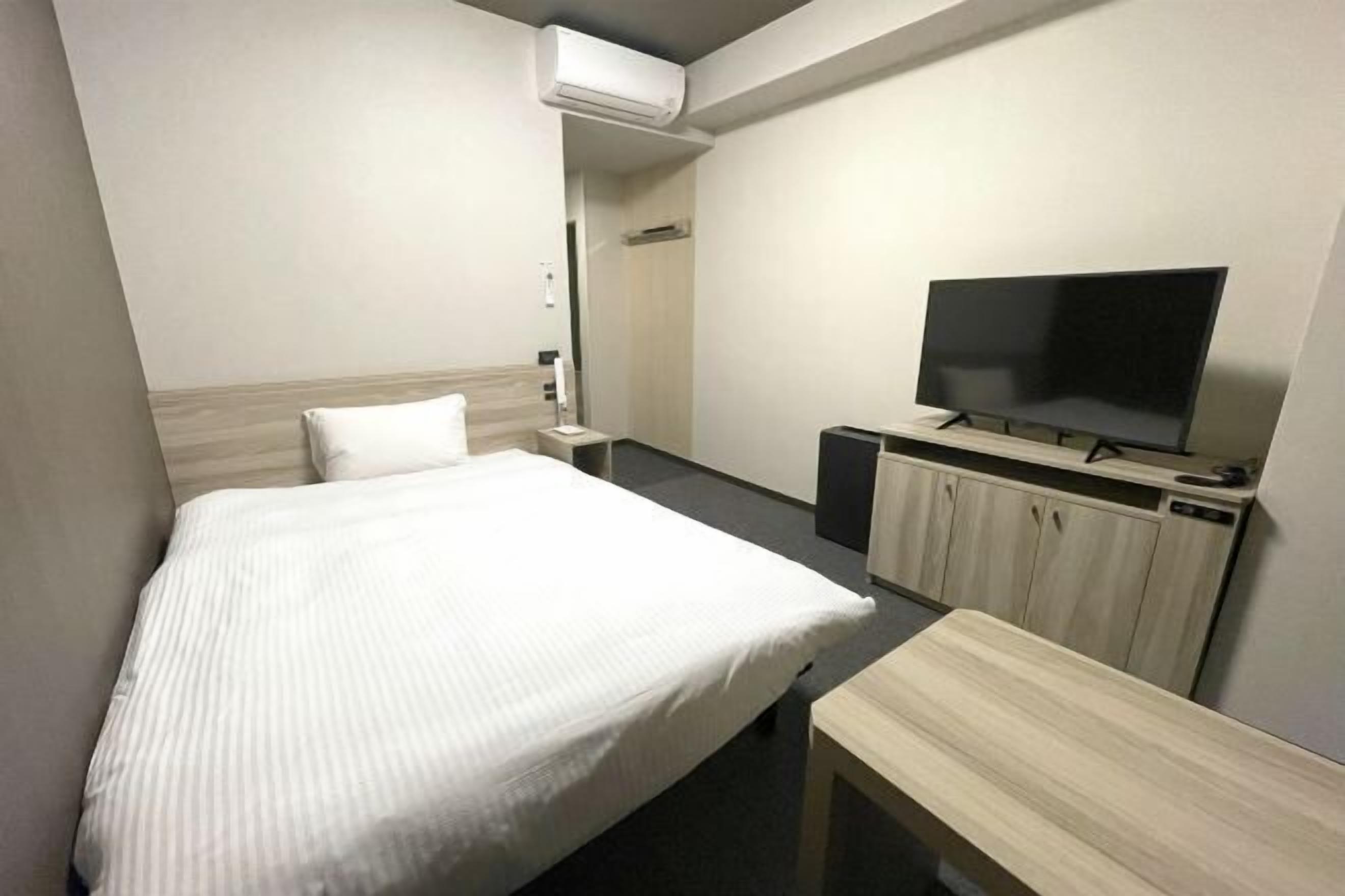 Skrivbord, arbetsyta för laptop och mörkläggningsgardiner