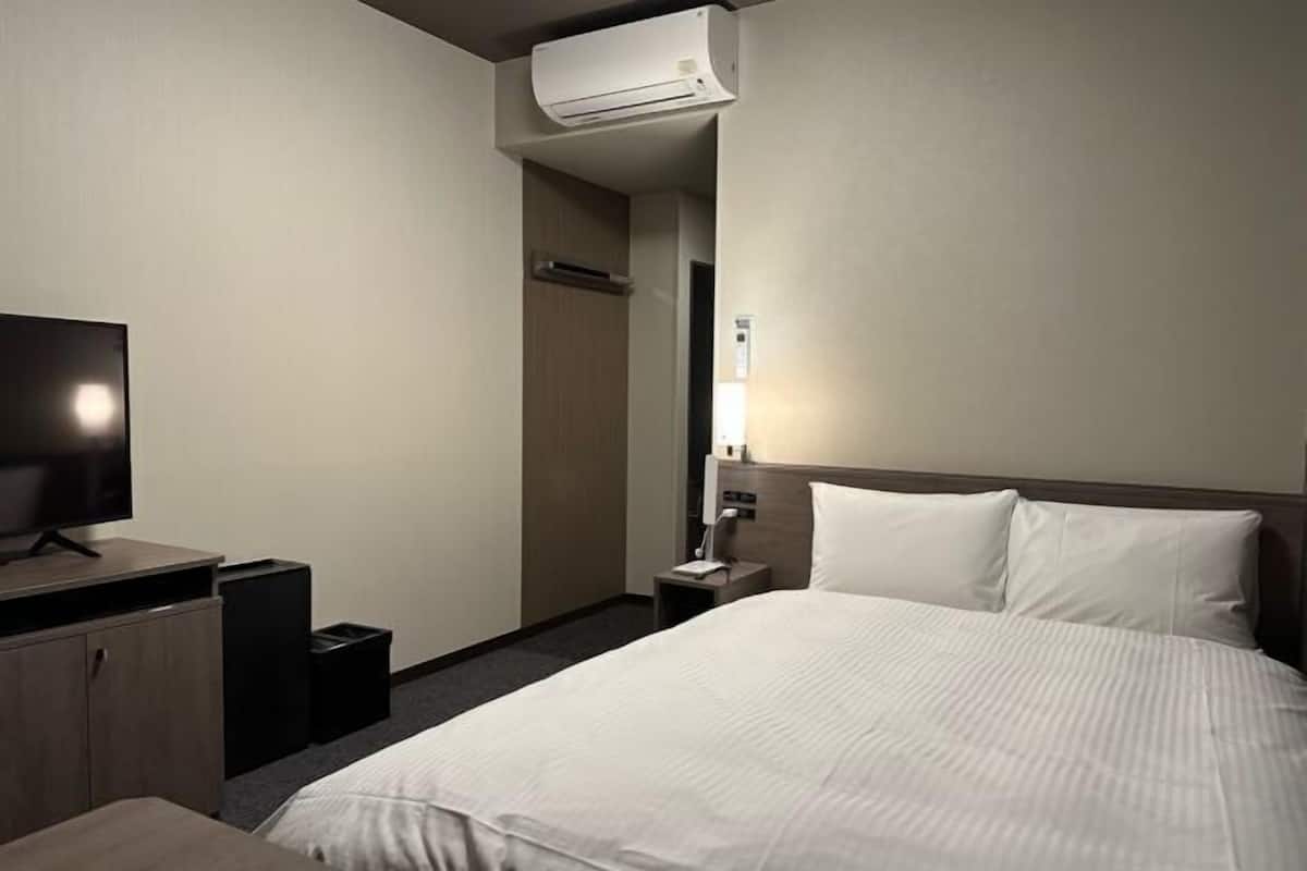 1 bedroom, desk, laptop workspace, blackout curtains