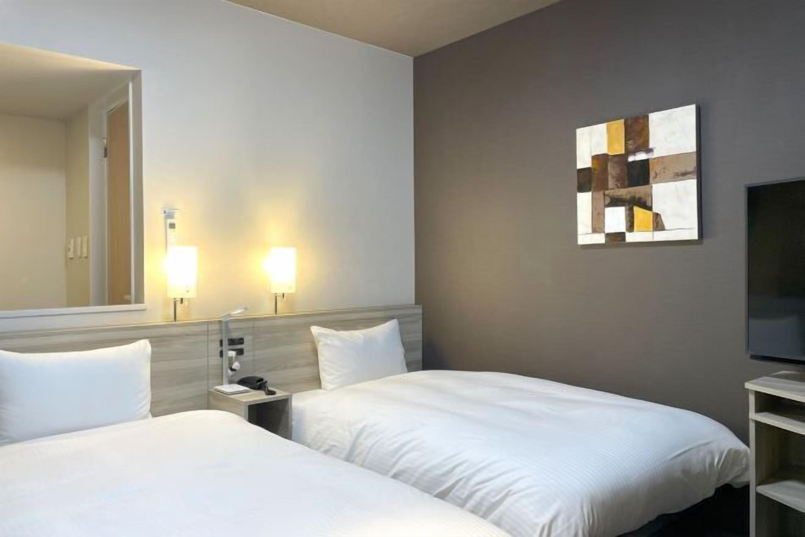 Skrivbord, arbetsyta för laptop och mörkläggningsgardiner