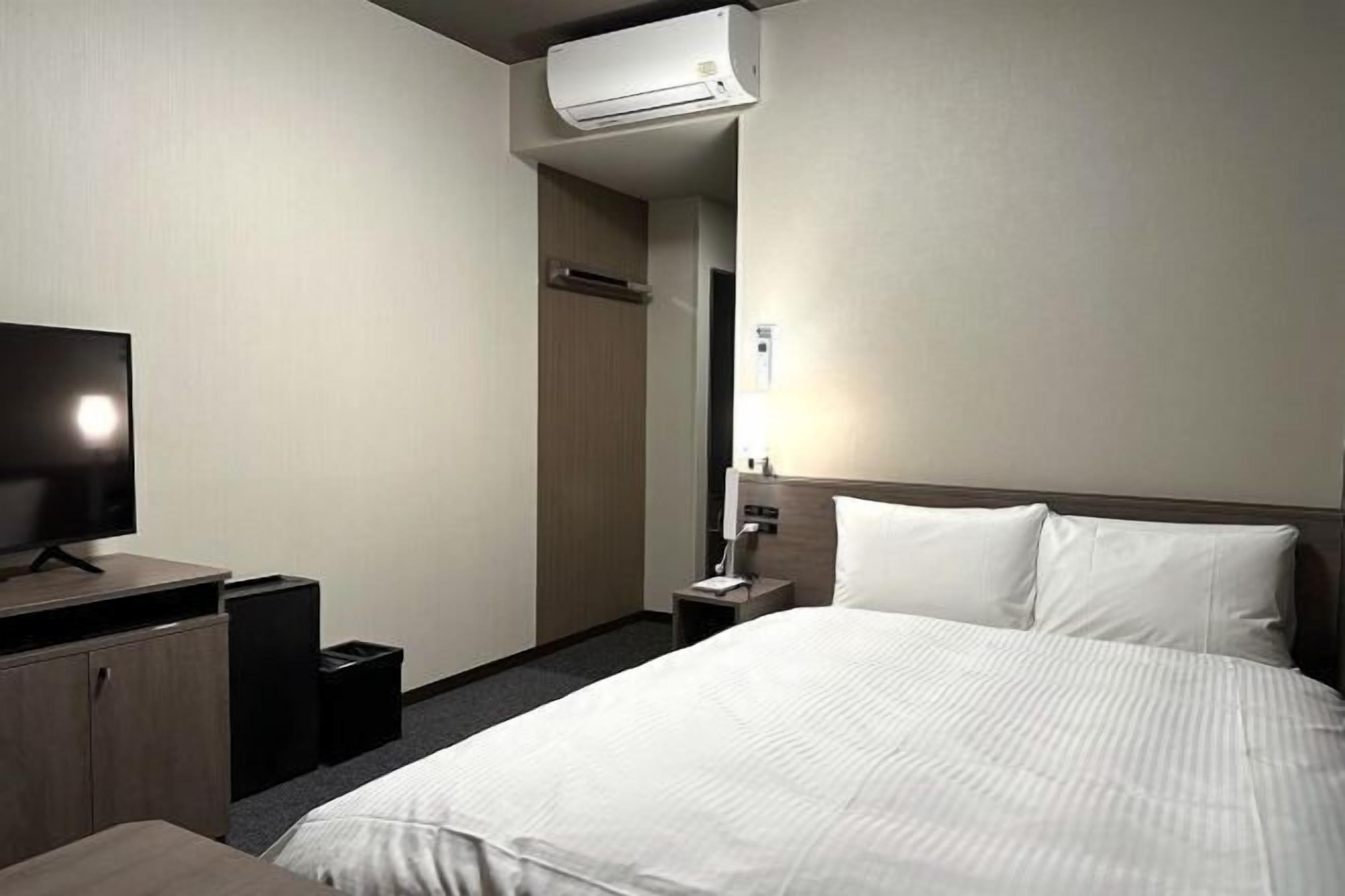 Escritorio, espacio para trabajar con un portátil, cortinas opacas