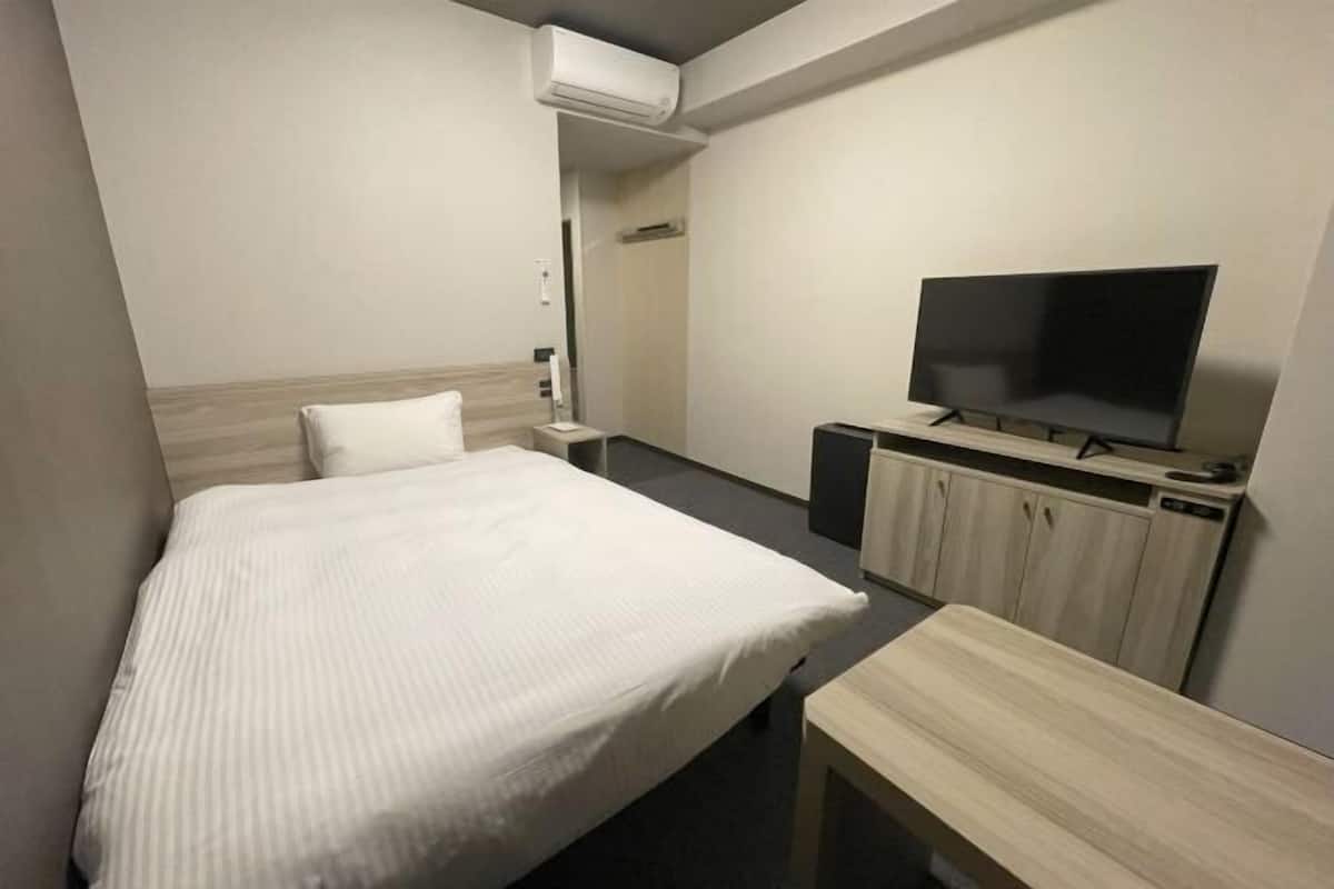 1 bedroom, desk, laptop workspace, blackout curtains