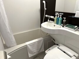 Ducha y bañera combinadas y artículos de higiene personal gratuitos