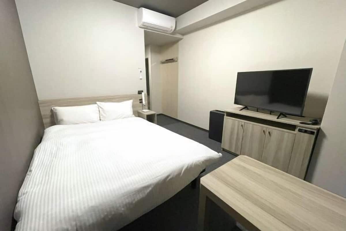 Skrivbord, arbetsyta för laptop och mörkläggningsgardiner