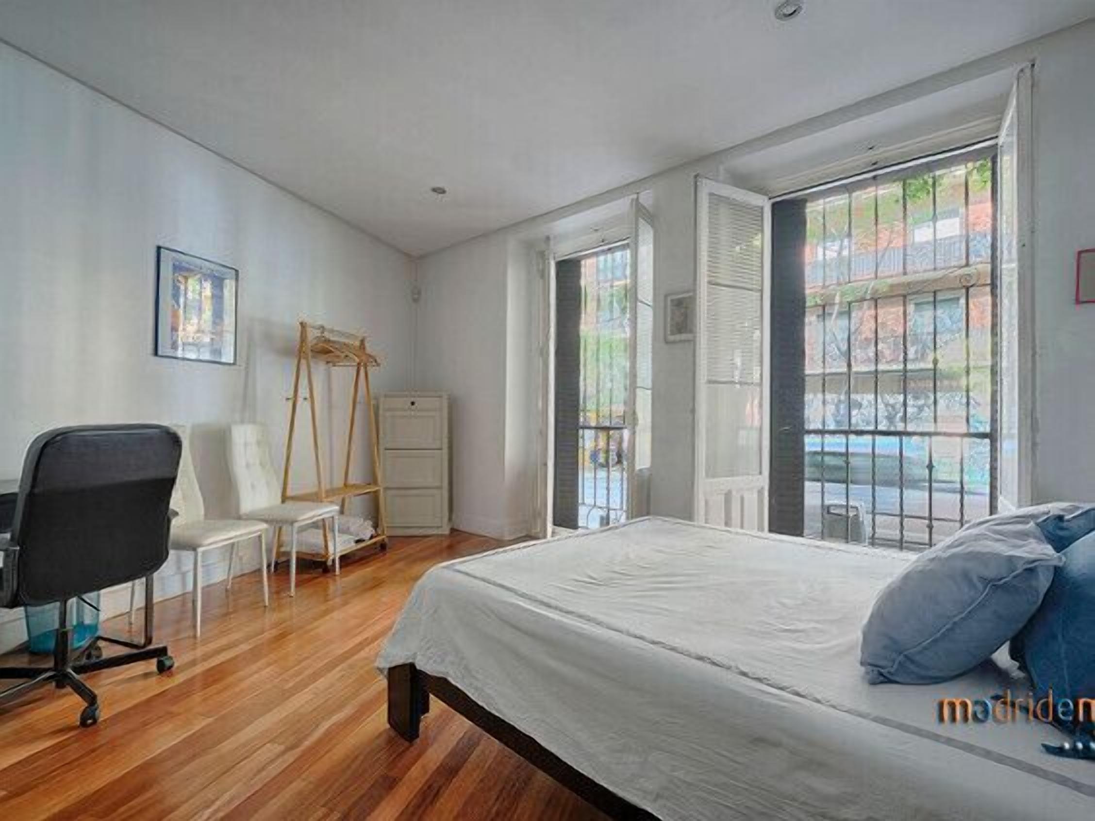 1 dormitorio, tabla de planchar con plancha, wifi y ropa de cama