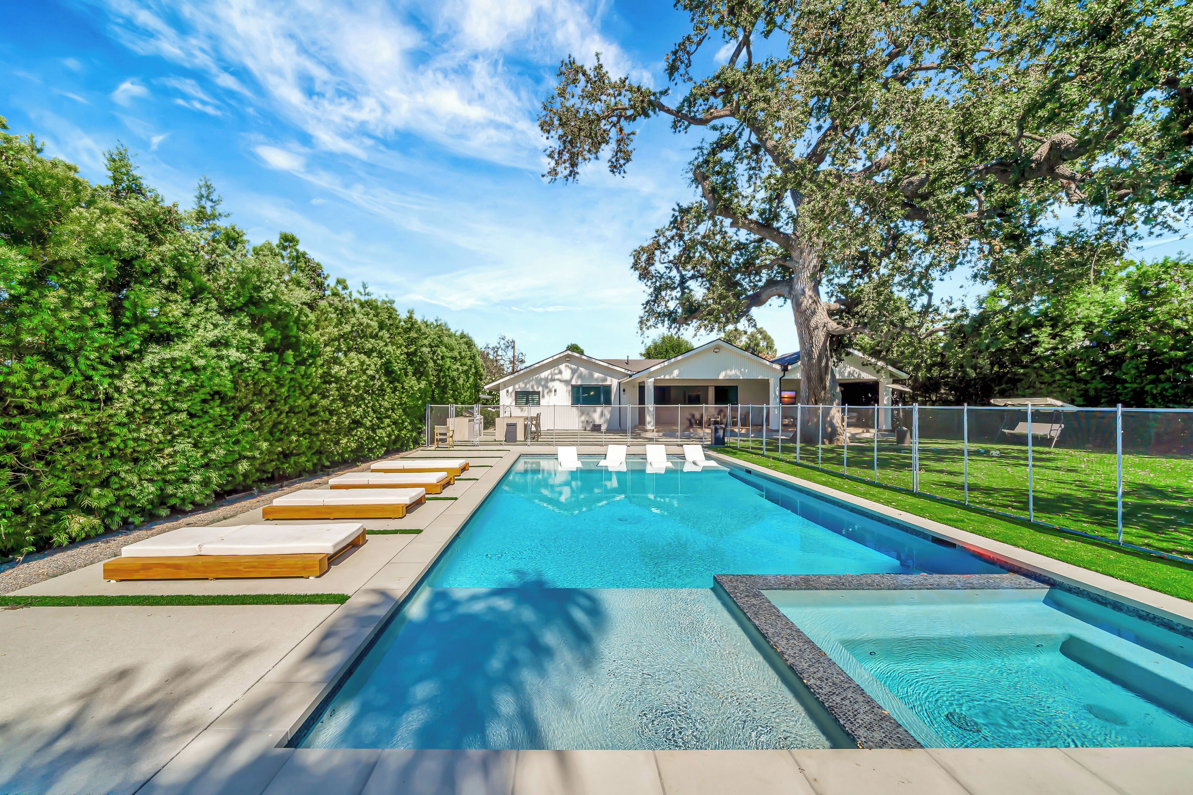 Amestoy Estate Villa W/ Pool, Spa & Basketball Ct.