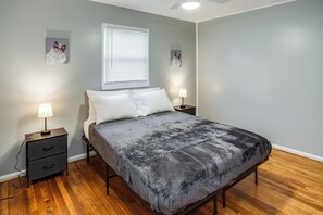 3 bedrooms, iron/ironing board, WiFi, bed sheets