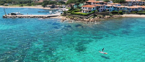 Una spiaggia nelle vicinanze