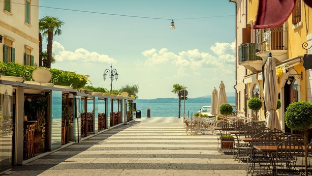 Outdoor dining - Casa Zini- Apartment with Shared Pool & Garden, Colà di Lazise, Italy (Colà di Lazise)