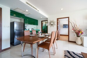 Exclusive Apartment, 2 Bedrooms, Balcony, Sea View | In-room dining