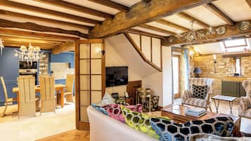 House, Garden View | Living area | Flat-screen TV