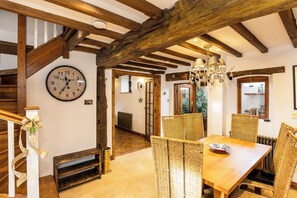 Dining - Granary Cottage - Luxury Barn Conversion (Chipping Campden)